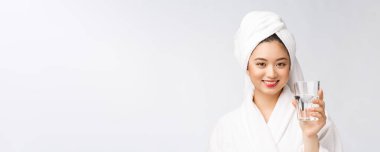 Sağlıklı, su içen genç, güzel bir kadın. Yüzü doğal makyajlı, beyaz arka planda soyutlanmış..