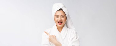 Çekici, genç ve güzel bir kadın işaret ediyor. Çekici güzel kız sürpriz, mutluluk ve aşk alır bir ürün, marka, hizmet.