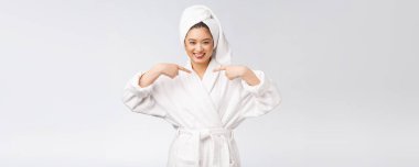 Spa derili güzel Asyalı kadın duş tedavisinden sonra saçlarını havluyla kurutuyor. Güzel çok ırklı genç kız yumuşak tene dokunuyor.