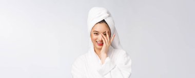 Spa derili güzel Asyalı kadın duş tedavisinden sonra saçlarını havluyla kurutuyor. Güzel çok ırklı genç kız yumuşak tene dokunuyor.