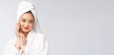 Spa derili güzel Asyalı kadın duş tedavisinden sonra saçlarını havluyla kurutuyor. Güzel çok ırklı genç kız yumuşak tene dokunuyor..