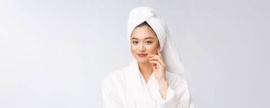 Spa derili güzel Asyalı kadın duş tedavisinden sonra saçlarını havluyla kurutuyor. Güzel çok ırklı genç kız yumuşak tene dokunuyor..