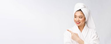 Çekici, genç ve güzel bir kadın işaret ediyor. Çekici güzel kız sürpriz, mutluluk ve aşk alır bir ürün, marka, hizmet.