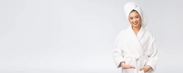 Retrato de uma jovem senhora asiática feliz em roupão.Isolado em fundo branco . — Fotografia de Stock