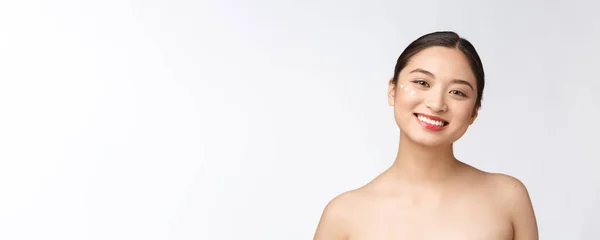 Hautpflege Schönheit Frau. Schönheit lächelnd Creme auftragen. Schönheit Porträt der schönen asiatischen Kaukasier weibliches Modell isoliert auf weiß. — Stockfoto