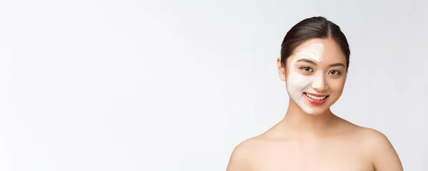 Charmante aangename vrouw aanbrengen crème op de helft gezicht — Stockfoto