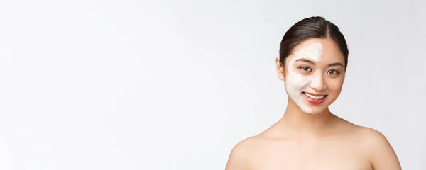 Encantadora mujer agradable aplicación de crema en media cara — Foto de Stock