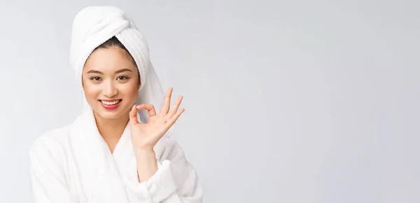 Bellezza asiatica donna ok gesto per un buon prodotto viso. isolato su sfondo bianco. concetto di bellezza e moda . — Foto Stock