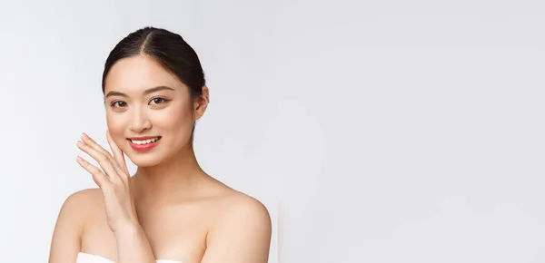 Hermosa mujer asiática maquillaje de cosmética, chica mano toque mejilla y sonrisa, cara de belleza perfecta con bienestar aislado sobre fondo blanco . — Foto de Stock