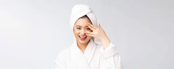 Spa bellezza della pelle donna asiatica asciugatura dei capelli con asciugamano sulla testa dopo il trattamento doccia. Bella multirazziale giovane ragazza toccando la pelle morbida — Foto Stock