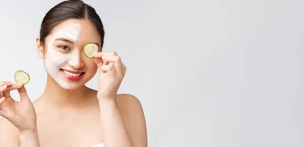 美容美发的年轻亚洲女性皮肤护理形象与黄瓜在白色背景工作室 — 图库照片