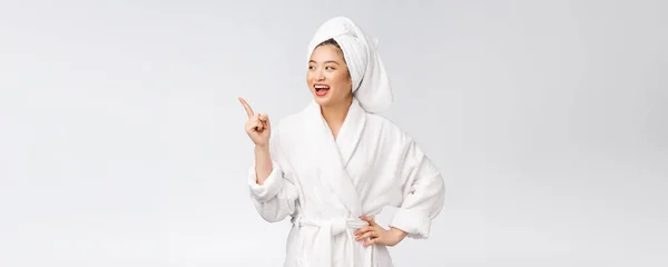 年轻女子的美丽画像，用手指指向空旷的复制空间，穿着浴衣的亚洲美人. — 图库照片