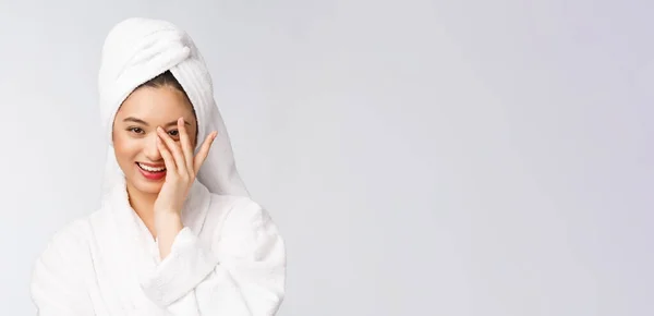 Spa skincare beleza mulher asiática secagem cabelo com toalha na cabeça após o tratamento do chuveiro. Bela menina multirracial tocando pele macia — Fotografia de Stock