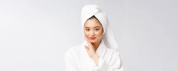 Spa skincare beleza mulher asiática secagem cabelo com toalha na cabeça após o tratamento do chuveiro. Bela menina multirracial tocando pele macia . — Fotografia de Stock