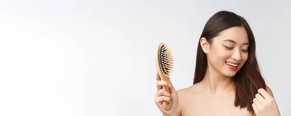 Potret seorang wanita muda yang cantik sisir rambut indah terisolasi pada latar belakang putih, kecantikan Asia — Stok Foto