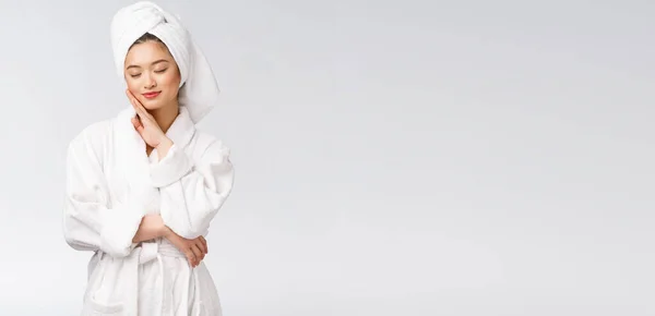 Портрет молодой счастливой азиатки в халате. Изолированный на белом фоне . — стоковое фото