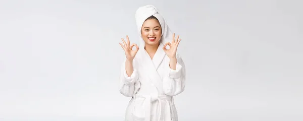 Beleza mulher asiática ok gesto para um bom produto facial. isolado em fundo branco. conceito de beleza e moda . — Fotografia de Stock