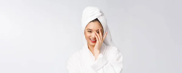 Lázně péče o pleť krása asijské žena sušení vlasů s ručníkem na hlavě po sprchovém ošetření. Krásná multiraciální mladá dívka dotýkající se měkké kůže — Stock fotografie