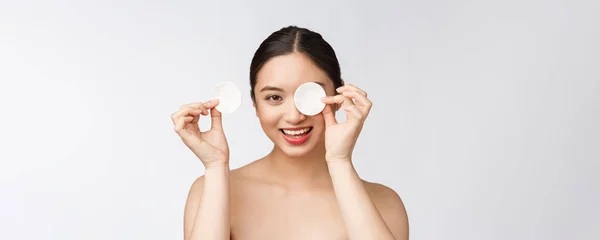 Skin care woman removing face makeup with cotton swab pad - skin care concept. Penutupan wajah model ras campuran yang indah dengan kulit yang sempurna . — Stok Foto
