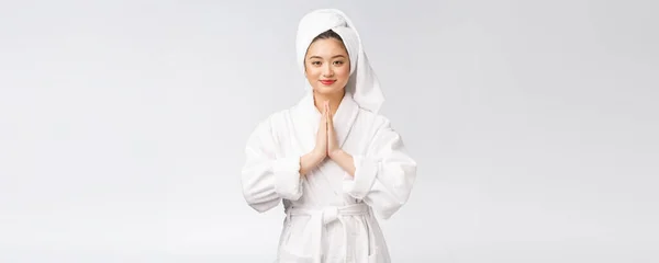 Όμορφες γυναίκες φροντίζουν την υγεία του δέρματος κρατώντας το χέρι προσεύχεται. Όμορφο κορίτσι σε λευκό φόντο. — Φωτογραφία Αρχείου