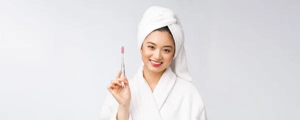 Ázsiai boldog nő fogkefével fürdőköpenyben reggeli hangulat — Stock Fotó