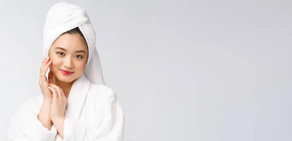 Spa skincare beleza mulher asiática secagem cabelo com toalha na cabeça após o tratamento do chuveiro. Bela menina multirracial tocando pele macia . — Fotografia de Stock