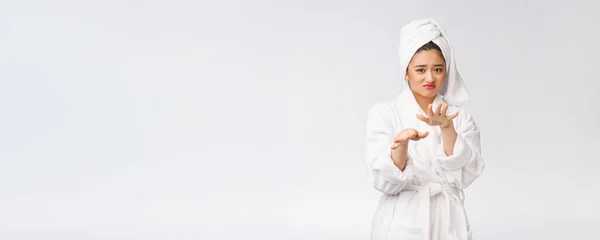 Mujer joven que se preocupan por un problema saludable. concepto de belleza y salud . —  Fotos de Stock