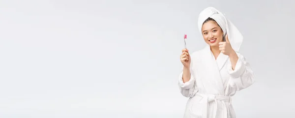 Azji szczęśliwy kobieta z szczoteczką do zębów w szlafrok rano nastrój — Zdjęcie stockowe