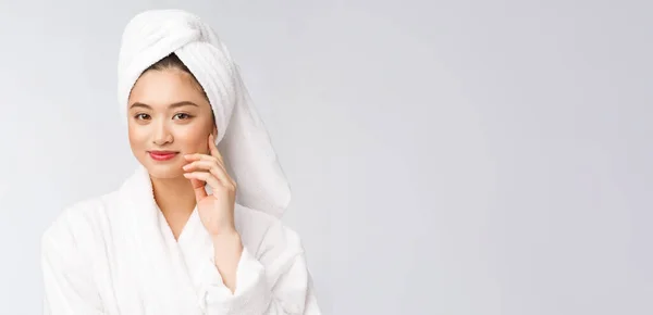 Сексуальна красуня Азіатська жінка висушує волосся з рушником на голові після очищення душі. Прекрасна багаторасова дівчина торкається м "якої шкіри.. — стокове фото