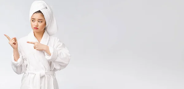 Jonge mooie vrouw het dragen van douche handdoek na bad over geïsoleerde witte achtergrond wijzend met vinger. — Stockfoto