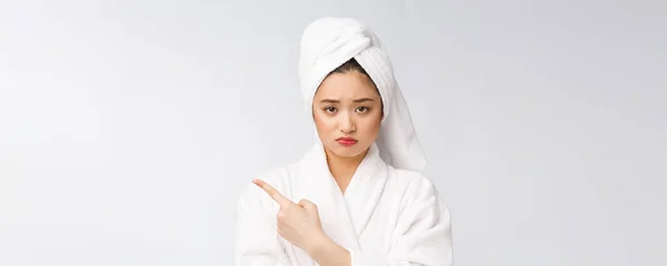 Giovane bella donna che indossa asciugamano doccia dopo il bagno su sfondo bianco isolato che punta con il dito . — Foto Stock