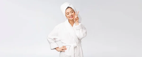 Mulher asiática bonita mostrando sinal de paz ou dois dedos com sentimento feliz. Isolado sobre fundo branco . — Fotografia de Stock