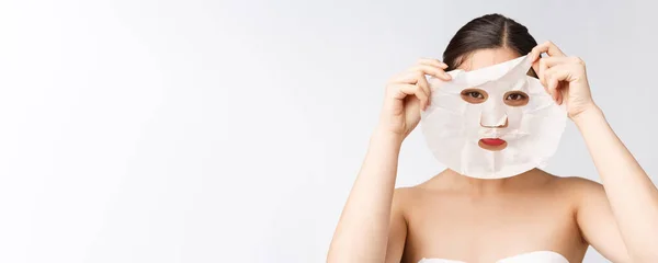 Gyógyfürdő, egészségügy. Nő tisztító maszk az arcán elszigetelt fehér háttér. — Stock Fotó