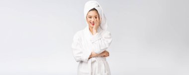 Spa derili güzel Asyalı kadın duş tedavisinden sonra saçlarını havluyla kurutuyor. Güzel çok ırklı genç kız yumuşak tene dokunuyor.