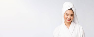 Bornozlu mutlu bir Asyalı kadının portresi. Beyaz arka planda izole edilmiş..