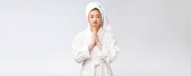 Güzel kadınlar el ele tutuşup dua ederek cilt sağlığıyla ilgilenirler. Beyaz arka planda güzel bir kız.