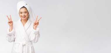 Güzel Asyalı kadın barış işareti ya da mutlu bir şekilde iki parmak gösteriyor. Beyaz arkaplan üzerinde izole edilmiş.