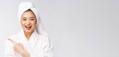 Çekici, genç ve güzel bir kadın işaret ediyor. Çekici güzel kız sürpriz, mutluluk ve aşk alır bir ürün, marka, hizmet.