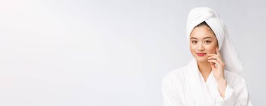 Spa derili güzel Asyalı kadın duş tedavisinden sonra saçlarını havluyla kurutuyor. Güzel çok ırklı genç kız yumuşak tene dokunuyor..