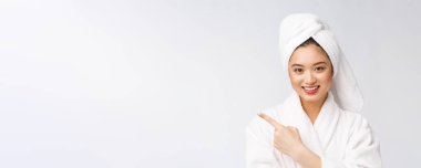 Çekici, genç ve güzel bir kadın işaret ediyor. Çekici güzel kız sürpriz, mutluluk ve aşk alır bir ürün, marka, hizmet.