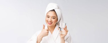 Sağlıklı, su içen genç, güzel bir kadın. Yüzü doğal makyajlı, beyaz arka planda soyutlanmış..