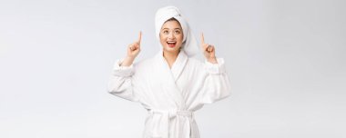 Boş fotokopi alanını gösteren ve gösteren genç bir kadının güzel portresi. Bornozlu Asyalı bir güzellik..