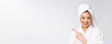 Çekici, genç ve güzel bir kadın işaret ediyor. Çekici güzel kız sürpriz, mutluluk ve aşk alır bir ürün, marka, hizmet.