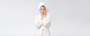 Spa derili güzel Asyalı kadın duş tedavisinden sonra saçlarını havluyla kurutuyor. Güzel çok ırklı genç kız yumuşak tene dokunuyor.