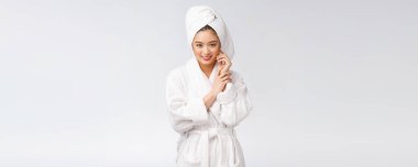 Bornozlu mutlu bir Asyalı kadının portresi. Beyaz arka planda izole edilmiş..