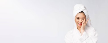 Spa derili güzel Asyalı kadın duş tedavisinden sonra saçlarını havluyla kurutuyor. Güzel çok ırklı genç kız yumuşak tene dokunuyor.