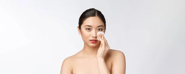 Skin care woman removing face makeup with cotton swab pad - skin care concept. Penutupan wajah model ras campuran yang indah dengan kulit yang sempurna . — Stok Foto