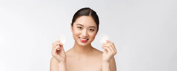 Skin care woman removing face makeup with cotton swab pad - skin care concept. Facial closeup of beautiful mixed race model with perfect skin. — Stockfoto