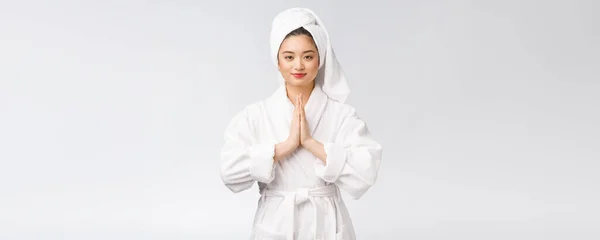 Mulheres bonitas cuidam da saúde da pele segurando a mão rezando. Menina bonita no fundo branco . — Fotografia de Stock