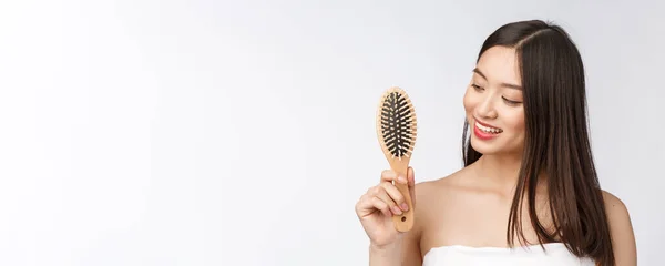 Portrét krásná mladá žena hřeben překrásné vlasy izolovaných na bílém pozadí, asijské krásy — Stock fotografie